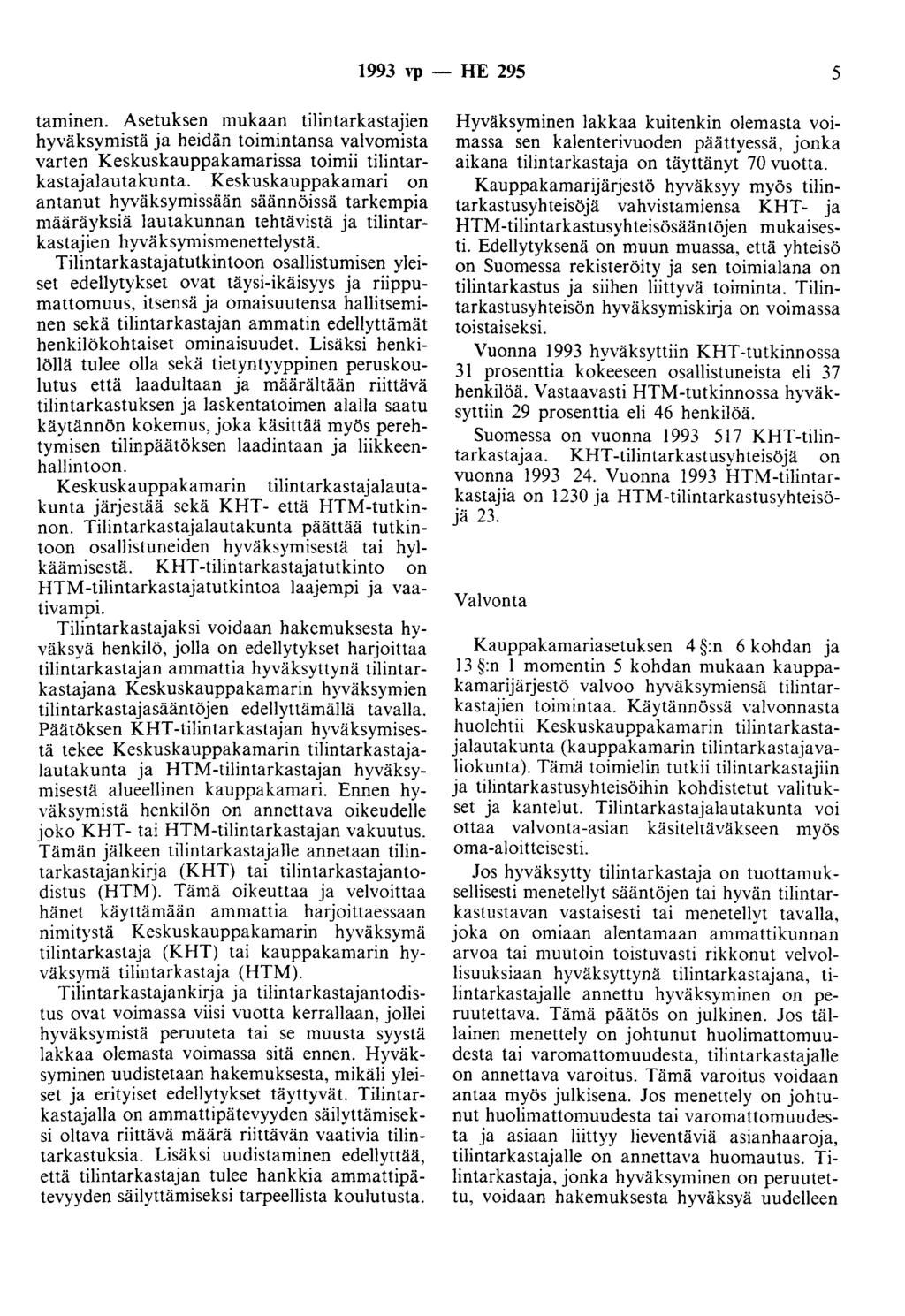 1993 vp - HE 295 5 taminen. Asetuksen mukaan tilintarkastajien hyväksymistä ja heidän toimintansa valvomista varten Keskuskauppakamarissa toimii tilintarkastajalautakunta.
