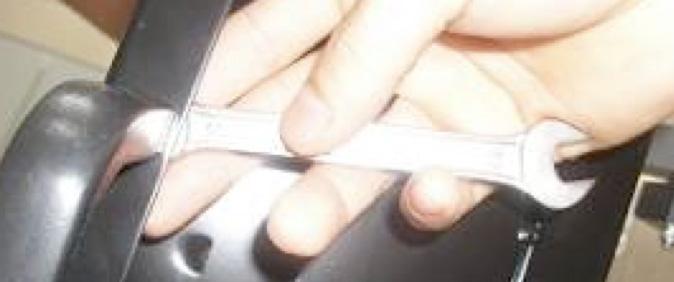 Kiinnitä ketju tukijalkaan (B) ja (A) pultilla (M6X25),