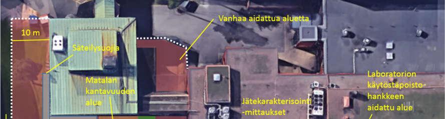 Välittömästi sen oikealla puolella matalassa osassa sekä parkkipaikalle ulko-oven eteen rakennettavassa konteista koostuvassa