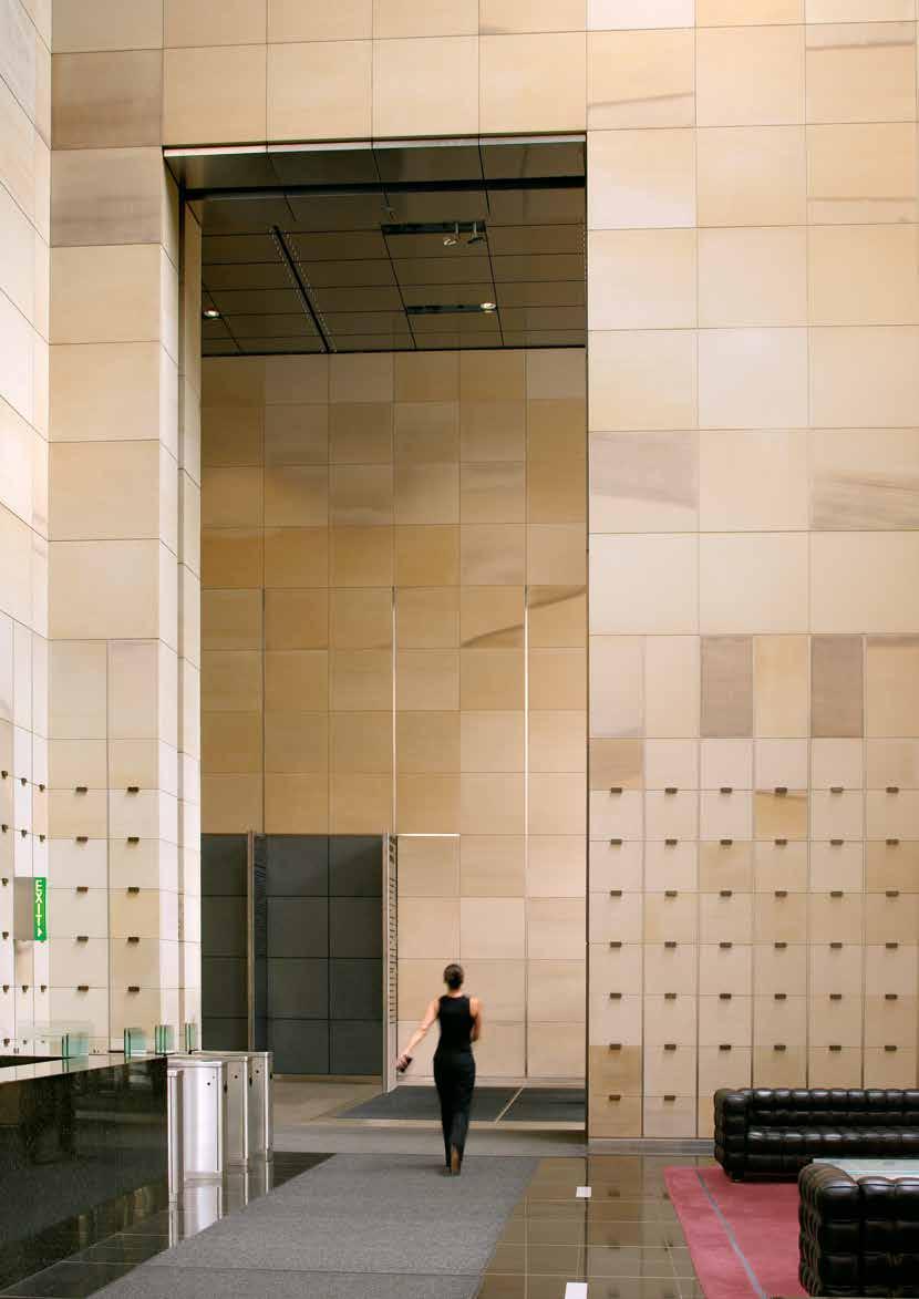 Mahtava kattorakenne ruostumattomasta teräksestä. Intensiivinen valo heijastuu Governor Phillip & Macquarie kaksoistornien julkisivuista Sydneyssä. Valo loistaa ylhäältä marmoriseinien kautta aulaan.