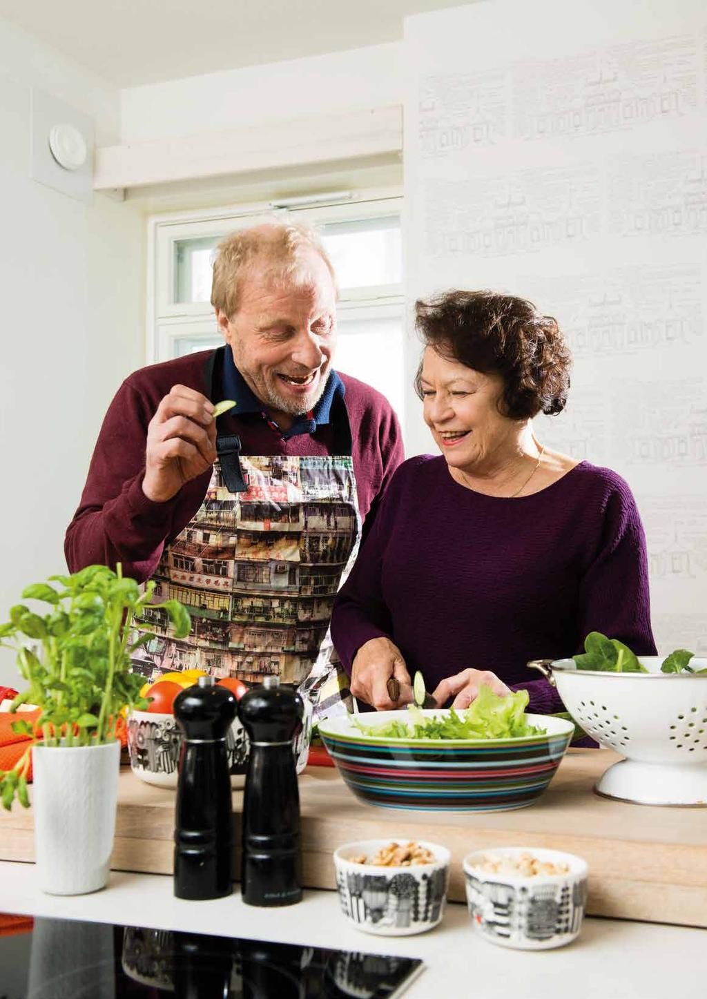 Voimaa ruuasta Opas ikääntyneelle Ikääntyessä ruokalautasen ja lasin sisältöön täytyy kiinnittää yhä tarkempaa huomiota.