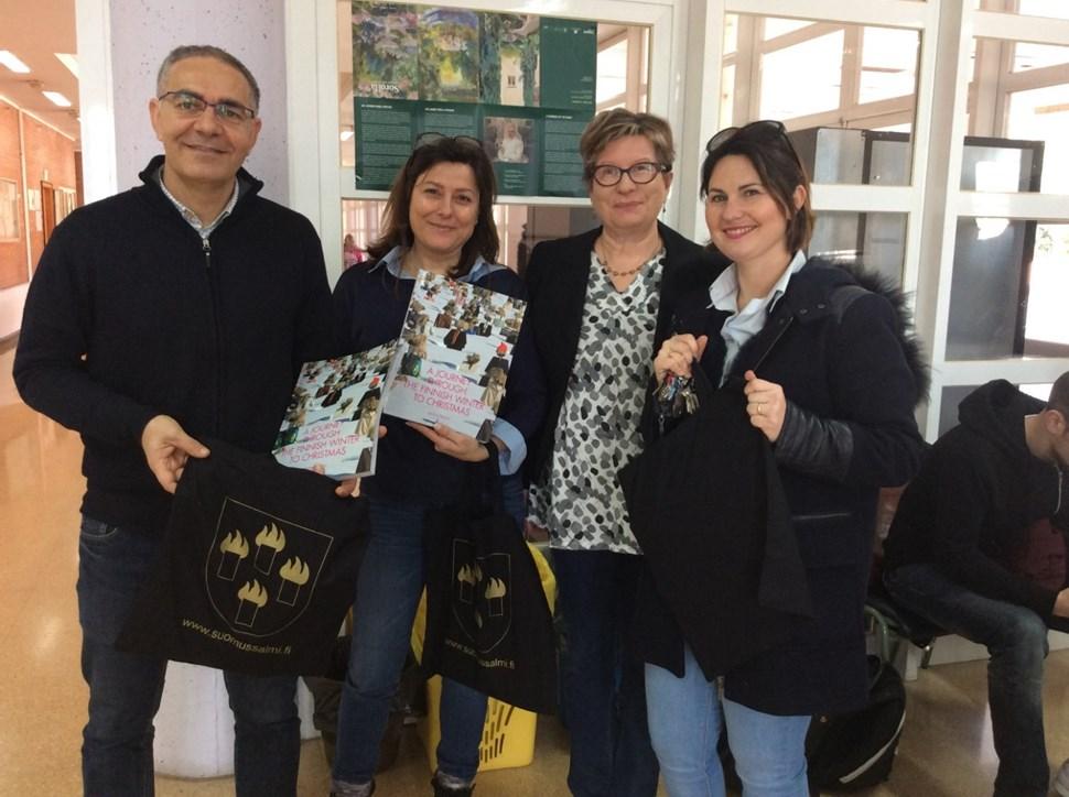 Rehtori José Vicente Garrigues, Gemma Prieto ja Patricia Alabarta vastasivat koulun hallinnosta ja kansainvälisistä projekteista.