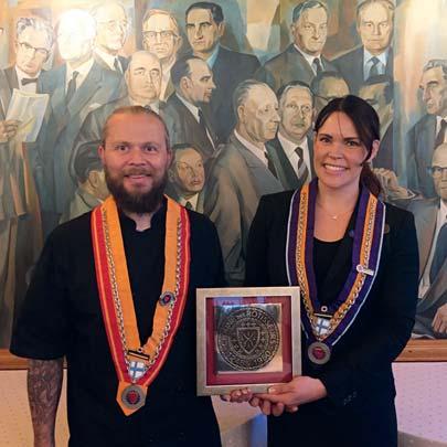 Paistinkääntäjät Tammikuun retkillä 1876 perustetun Helsingin Suomalaisen Klubin ravintola sai 6.2.2018 merkittävän tunnustuksen, kun Paistinkääntäjien veljeskunta myönsi sille Rôtisseurs-kilven.