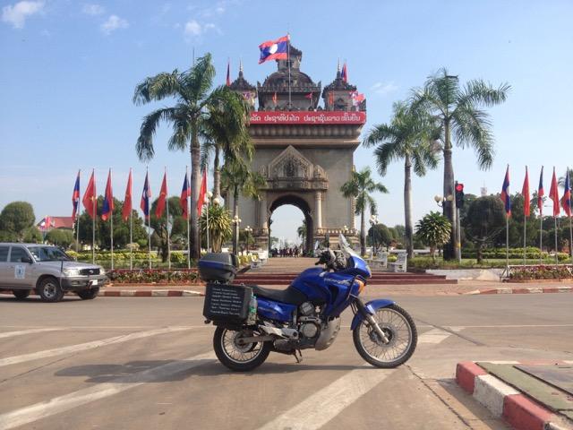 Kambodzasta Laosiin ja Vientianeen. Matkalla totesin Malesiassa vaihdetun takarenkaan Bridgestonen TrialWingin todella liukkaaksi märällä asfaltilla.