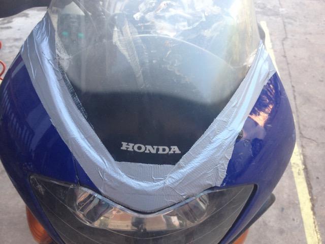 Kambodzassa kävi liikenneonnettomuus. Skootteri tuli yhtäkkiä vasemmalta eteen ja löysin itseni tien pinnasta. Mopo liukui päin nakkikioskia, mutta onneksi se ei kärsinyt kohtaamisesta.