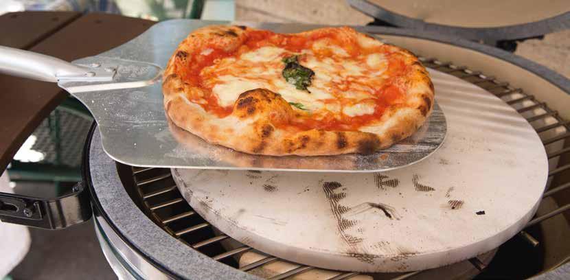 PAISTAMINEN Kahdella tarvikkeella, conveggtorilla ja paistokivellä teet Eggistä helposti kiviuunin. Pizzan ja leivän helppo valmistaminen Eggissä tuo mukavuutta ja vaihtelua ruuanvalmistukseen ulkona.