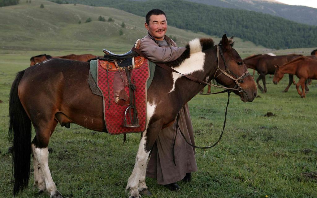 Mongolia tuo mieleen eksoottisia mielikuvia Tsingis-kaanista, kameleista vaeltamassa Gobin autiomaassa ja villihevosista laukkaamassa laajoilla tasangoilla.