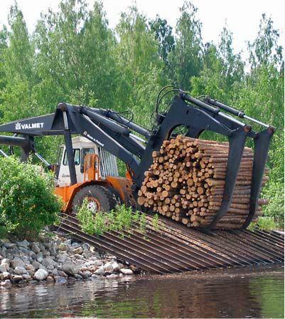 Kuva 12 Trukki laskee tukkinipun uittoon puutarvaran pudotuspaikalla (Kariniemi ym. 2008). Vedessä niput järjestetään nippulautaksi.