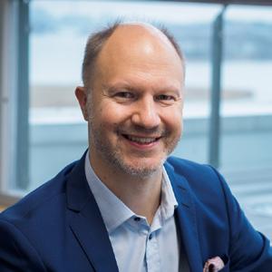 AI ASIAKASKOKEMUS Tekoälyn ja asiakaskokemuksen liitosta puhutaan nyt paljon: mitä se käytännössä tarkoittaa, ja millaisilla asioilla tekoäly voi asiakaskokemuksen hyväksi toimia.