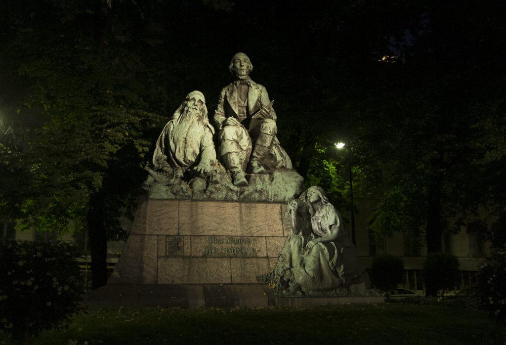 Elias Lönnrotin patsas lönnrotin puistossa.
