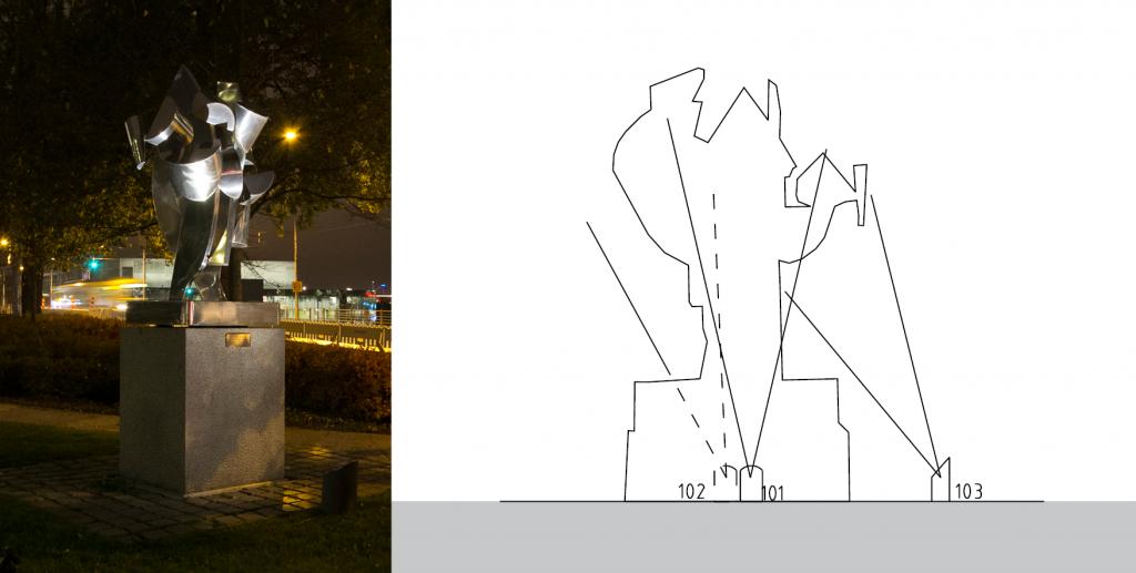 Paavo Nurmen patsas Olympiastadionin etukentällä. Valaistus on toteutettu pollarivalaisimesta, joka on asennettu samaan sarjaan aluetta rajaavien pollareiden kanssa. Kuvanveistäjä Väinö Aaltonen.