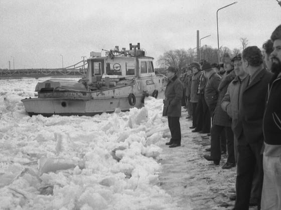 27 Kuva 5. Talvitulva Kokemäenjoessa tammikuussa 1975. Kuva otettu Porin etelärannasta (K.