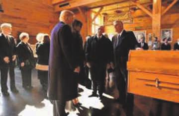 Suomesta kutsun hautajaisiin olivat saaneet kolme henkilöä; kirkkoneuvos Pekka Huokuna, rovasti Hannu Nyman ja Aurinkorannikolla talvipappina ja uuden seurakuntakodin keräyspäällikkönä toiminut