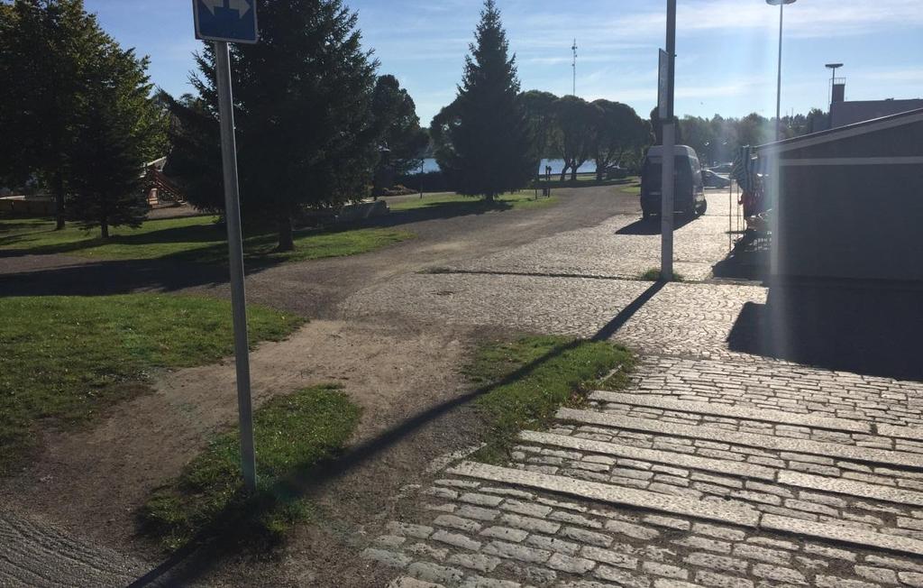 20 (24) 24.2.2017 Kajaanin pyörätieverkon kehittämissuunnitelma gintalon ja Citymarketin kohdat, joissa kadunvarren pysäköintijärjestelyt todennäköisesti poistuisivat.