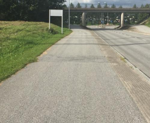 Väylä on uutta vastaava, tasainen, lähes täysin vaurioton ja miellyttävä liikkua.