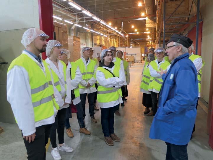 Kuva 8. Henkilöstöjohtaja Jukka Nummi esittelee Pyroll Oy:n kotelotehdasta Samana keväänä järjestettiin vastaavasti biotuotealan osaajille muotoilualaan tutustuttavat vierailut Lahteen.