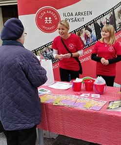 Tapahtumapäivässä ja Oulun Iloa Arkeen -pysäkkien toiminnassa näkyi valtakunnallinen kiertueteema Kansalaistoiminta vanhustyössä sekä Oulun oma teema Sukupolvet yhdessä.
