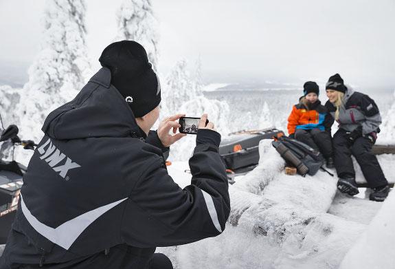 Deep Snow Sport -segmentin ajovaatteet saavat usein vaikutteita lumilautailijoiden vaatteista, koska lajien maailmat ovat lähellä toisiaan.