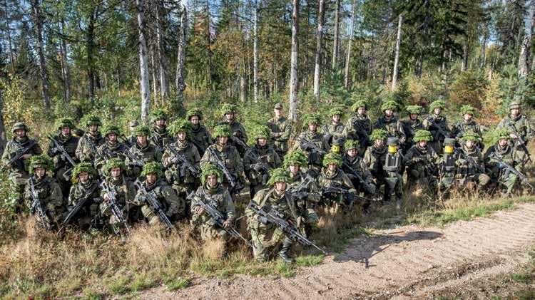 Kymen jääkäripataljoona Panssarijääkärilinja Joukko hyvin motivoituneita taistelijoita tulivat vaativalle linjalle, joka vaatii panssarijääkärin kolmea tärkeintä ominaisuutta: röyhkeyttä, rohkeutta