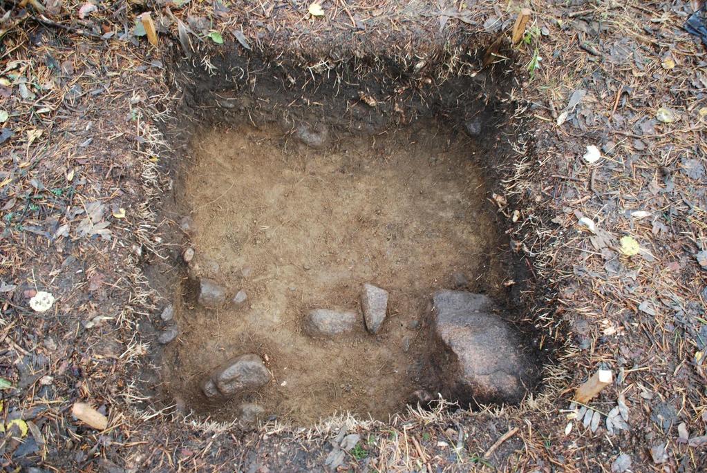 pohjamaa tuli esille kauttaaltaan noin 30 cm syvyydeltä. Hiekan seassa muutamia nyrkinkokoa hieman isompia kiviä. Maanpinta koekuopan alueella 24,45-24,50 m mpy ja pohja koekuopassa 24,17-24,20 m mpy.