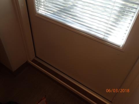 Ilmavuotokohta ikkunan jakopuun liitoksen kohdalla. Oven kautta tuleva ilmavirta on lähinnä korjausilmaa.