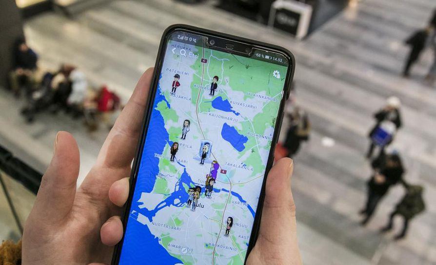 Nuorten suosima viestipalvelu Snapchat näyttää kavereiden olinpaikan hyvin tarkasti kartalla. KUVA: Jarmo Kontiainen OULU 15