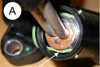 Monter den originale O-ringen (2) tilbake på varmeren, og påse at den sitter på plass. Fukt eller smør O-ring (2) før varmeren monteres tilbake i plasthuset. Monter tilbake originalt låseklips (3).
