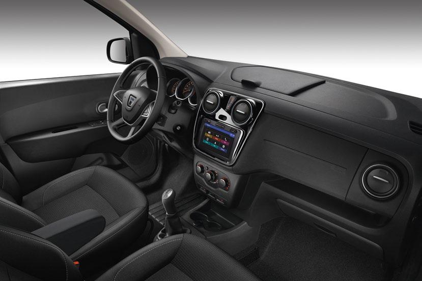 Varustetaso Comfort 7 istuinpaikkaa ABS-jarrut hätäjarrutustehostimella Ajotietokone Dacia Plug & Radio 2DIN (radio CD MP3, Bluetooth-musiikin suoratoistolla ja puhelintoiminnoilla, AUX- ja