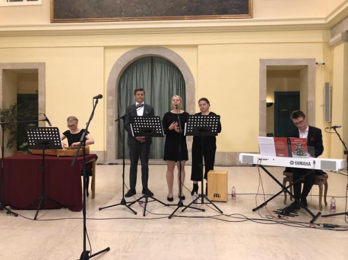 Advent konserttisarjan avajaiskonsertti Budavárin kaupungintalolla Pormestari Gábor Nagy, pastori Károly Bácskai, Savonlinnan Taidelukion