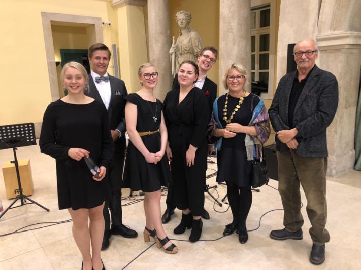 Aivan huippua porukkaa. Kuva Reima Härkönen Kuva 8. Finna-Agoran johtaja Cira Högnabba-Lumikero miehensä Karin kanssa konsertin jälkeen.