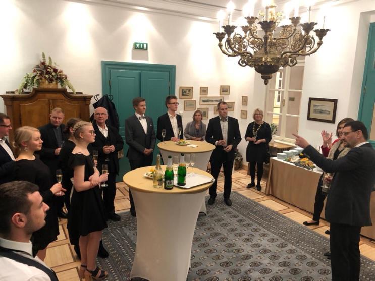 Isäntien tarjoama illallinen Mayorś loundge tilassa. Kuva 9. Tapaaminen pormestari Gabor Nágyn edustustiloissa. Tässä sunnitellaan lahjoitetutn taulun sijoituspaikkaa. Kuva Barbara Beczner. 26.11.