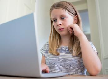 6 Myönteisiä ja turvallisia kohtaamisia Netti, pelit ja sosiaalinen media ovat monesti tärkeitä tapoja olla yhteyksissä kavereihin. Kaveritaitoja tarvitaan myös digitaalisissa ympäristöissä.