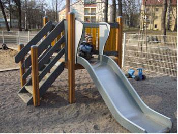 Erityisratkaisujen ohella myös kaikille lapsille sopivat leikkivälineet voivat olla turvallisia ja innostavia myös näkövammaisille. Helsinki, Ruskeasuon leikkipuisto.