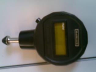 14 Pyörimisnopeuden määrittämiseen käytettiin takometriä (kuva 11). Kyseisen mittalaiteen akseli laitettiin mitattavan tasasähkökestomagneettigeneraattorin hihnapyörään kiinni aina mittaushetkellä.