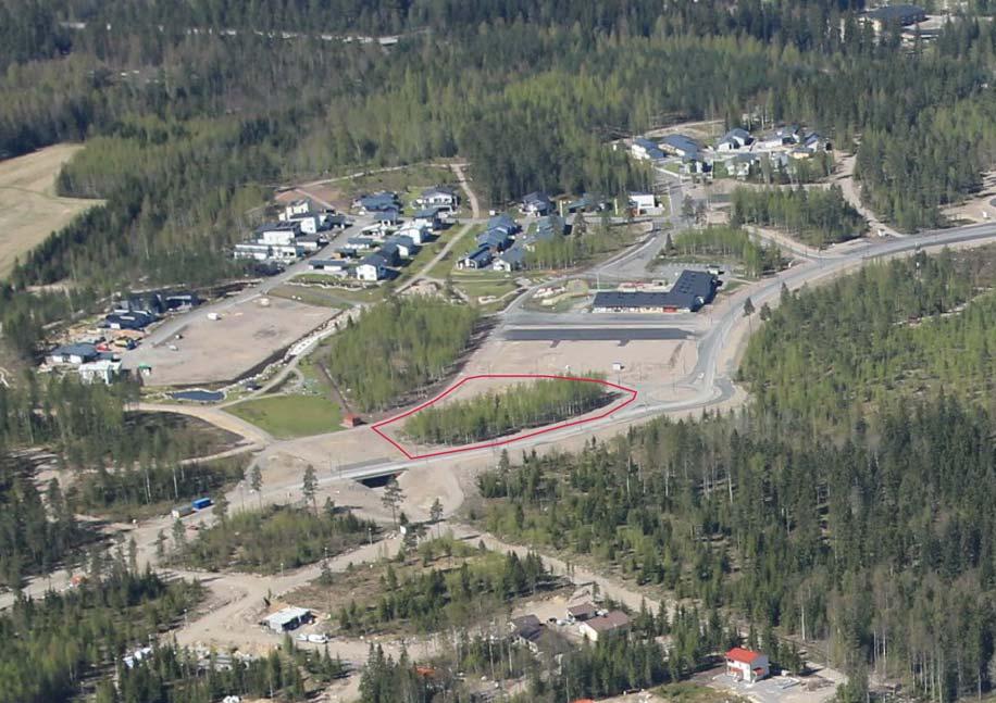Kuva. Valokuvassa näkyy Metsäkaltevan keskustaa. Kaavamuutosalue on rajattu punaisella. Taustalla näkyy asuntomessualue ja päiväkoti. Alueen yleiskuvaus Alue on osa ns.