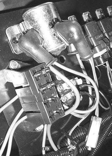 Sytytystulppien asennus. Asenna sytytystulpat ja metalliset aluslaatat.. Kiristä sytytystulpat momenttiin 4,4 9,8 Nm. 3. Paina johdot sytytystulppiin (kuva 57). 4. Sulje ja salpaa istuin.