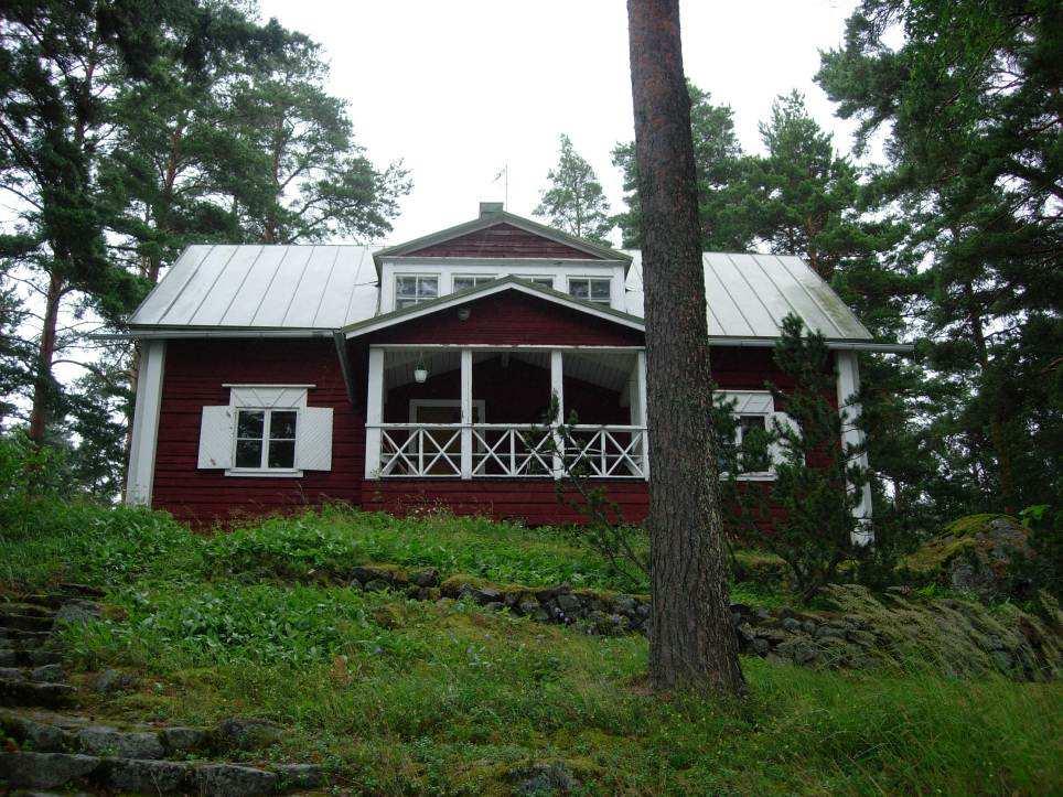 Historia: Rakennus on muistitiedon mukaan tehty erään Hauhon pitäjän Torvoilan tai Miehoilan kylään kuuluneen talon riihen hirsistä vuonna 1929.