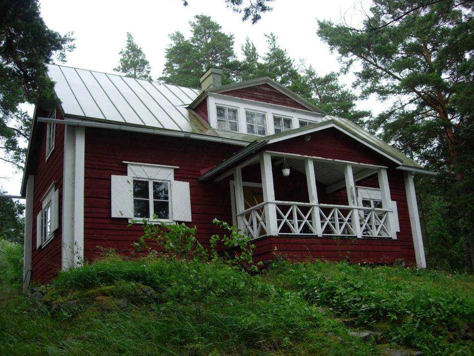 Rangellin mieltymyksiä ja rakennusajankohdalle tyypillisen kansanomaista rakentamista ihailevan tyylisuunnan mukaisesti. Huvilan on rakentanut puutikkalalainen puuseppä Anton Salin.