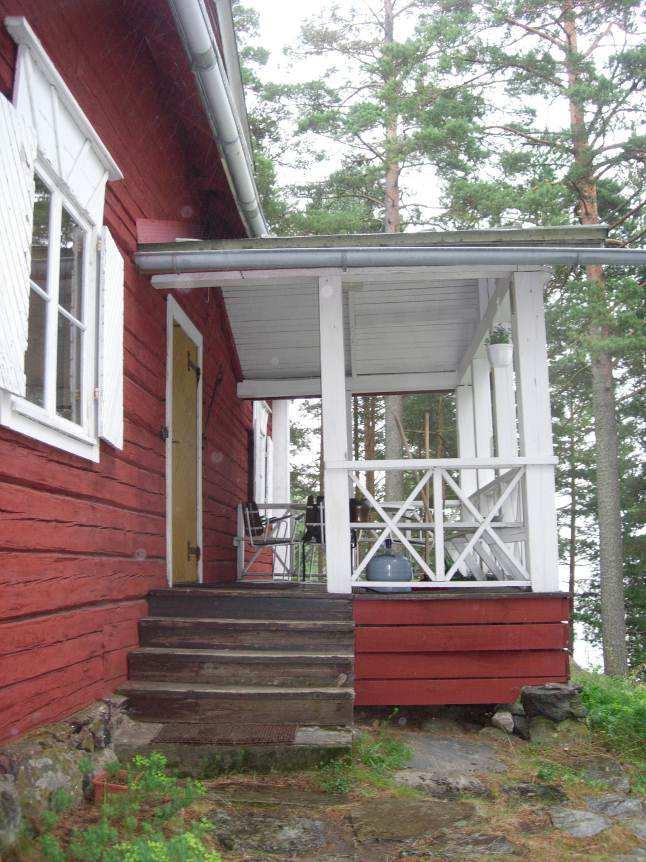 Alunperin portaat ovat kulkeneet kuistin itäsivulta kohtisuoraan pois talosta.