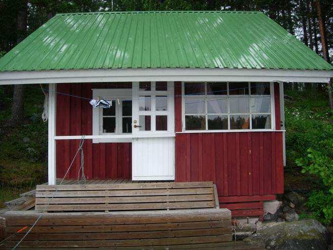 Sauna on rakennettu saman riihen hirsistä, joista päärakennuskin on tehty.