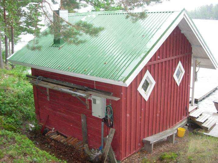 Saunan katto ja kuisti ovat alkuperäistä saunarakennetta nuoremmat, arviolta 1950-60-luvulta. Kuvat 30-31.