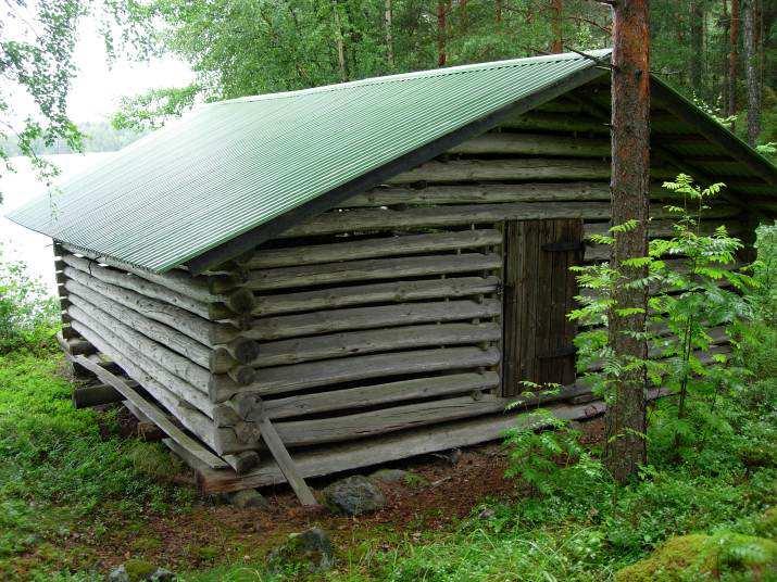 kohdassa). Venesuoja siirrettiin nykyiselle sijaintipaikalleen 2000-luvulla. Venesuoja on tehty haapahirsistä. Alkuperäinen katto on korvattu vihreällä aaltopeltikatteella.