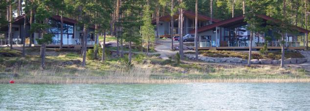 Tarjoamme helppohoitoista, lähellä palveluita sijaitsevaa ympärivuotista vapaaajan asutusta kauniissa, rauhallisessa ympäristössä meren äärellä.