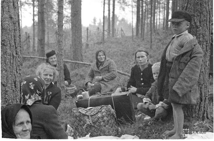 FINNA/ SA-KUVA Evakot metsässä lentosuojassa. EVAKOITTEN JAETTU KIPU Millainen on kokijan näkökulma evakkouden tuottamaan kipuun?