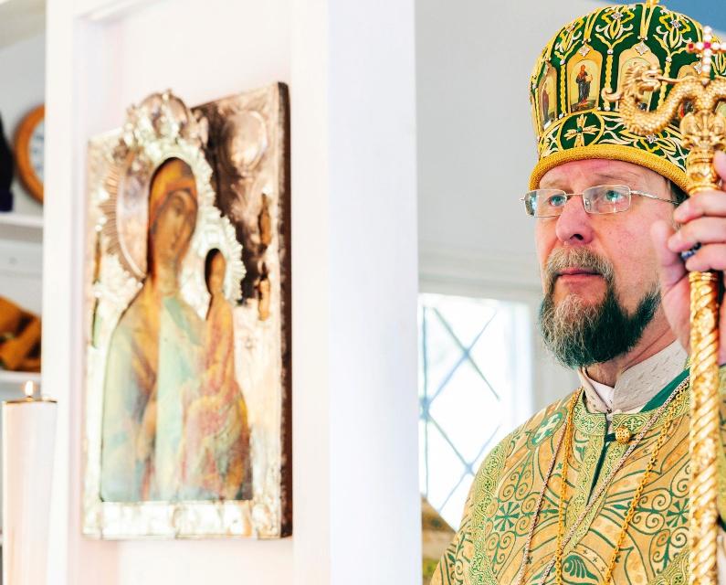 Kasvokkain Metropoliitta, kissa ja puhelin Piispa Arsenille tapahtui erhe. Ei liturginen, ei vaarallinen, mutta kiusallinen ja käytännöllinen kuitenkin. Salkku on, paperit on. Puhelinta ei ole.