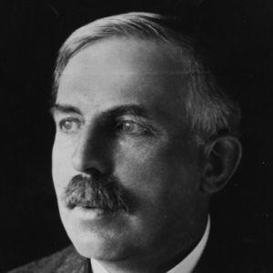 116 Ernest Rutherford (1871-1937) esitti, että atomissa täytyy olla pieni ydin, jonne lähes koko atomin massa on