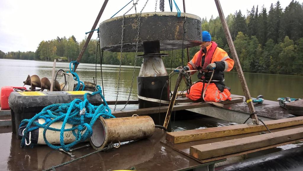 MUSTIALANLAMMIN JA KAUKJÄRVEN SYVÄNTEITÄ HAPETETAAN Kuvassa Mustialanlammin hapettimen huolto 4 kw