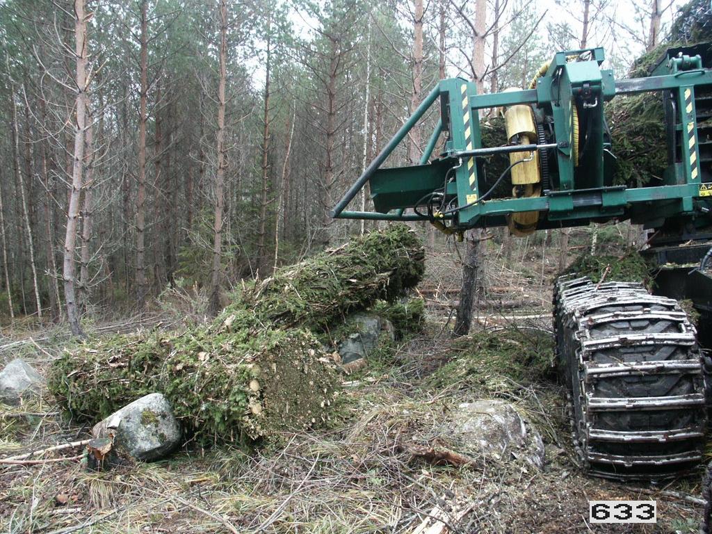 Kokopuukorjuu harvennuksissa Hakkuutähteiden korjuun mukana poistuvat ravinteet männikössä n. 40 kg N/ha kuusikossa n.