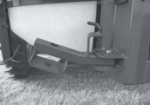 Lisää tarpeen vaatiessa painoja traktorin nokalle. 2. Tarkista traktorin rengaspaineet (kts. traktorin käyttöohje). 3. Ole varovainen, kun täytät ja nostat ruiskua ensimmäisen kerran 4.