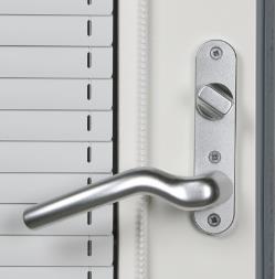 Aukipitolaitteen avulla ovilehti voidaan lukita haluttuun auki-asentoon kääntämällä painike alas oven ollessa auki.